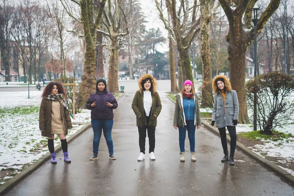 Grupo de mujeres jóvenes multirraciales posando en avenida arbolada — Foto de Stock