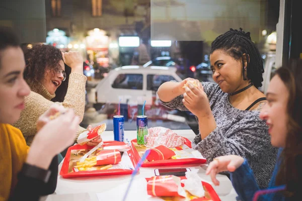 Gruppe von Freundinnen isst Hotdog in Fast Food — Stockfoto