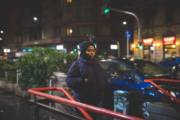 Joven mujer africana de pie cerca de la estación de tren y esperando —  Fotos de Stock
