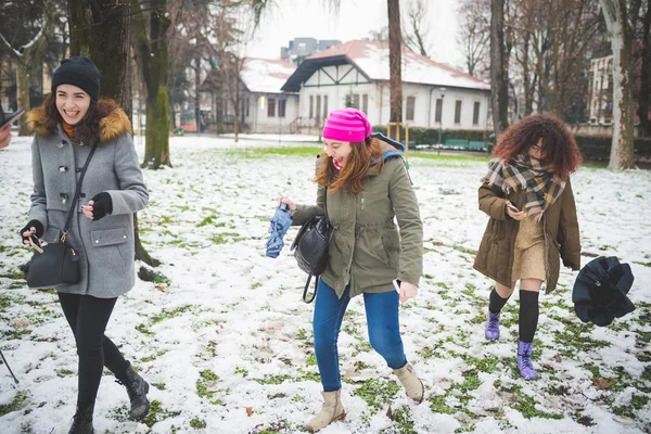 Parkta birlikte yürüyen üç kız arkadaş. — Stok fotoğraf