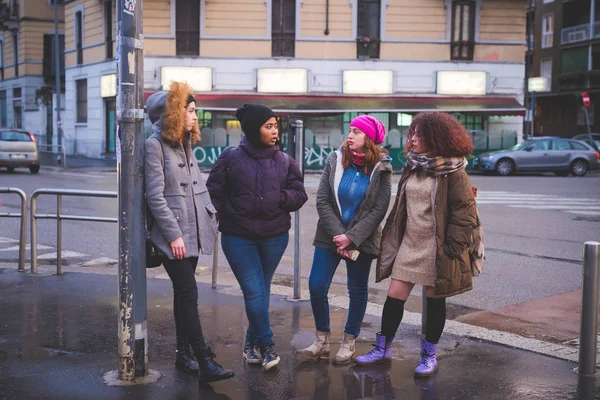 Gruppo di giovani donne in piedi in strada e parlando — Foto Stock