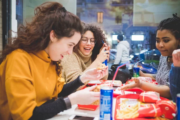 Gruppe von Freundinnen isst Abendessen in Fast Food — Stockfoto