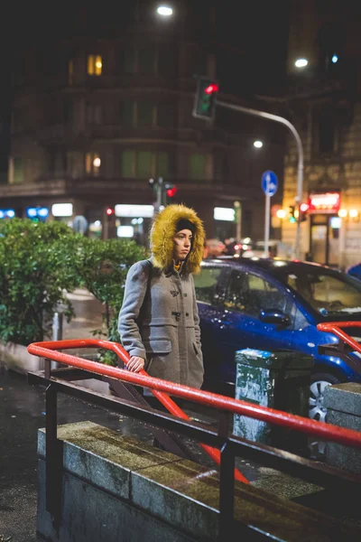 Genç bir kadın metro istasyonuna yakın duruyor ve bekliyor. — Stok fotoğraf