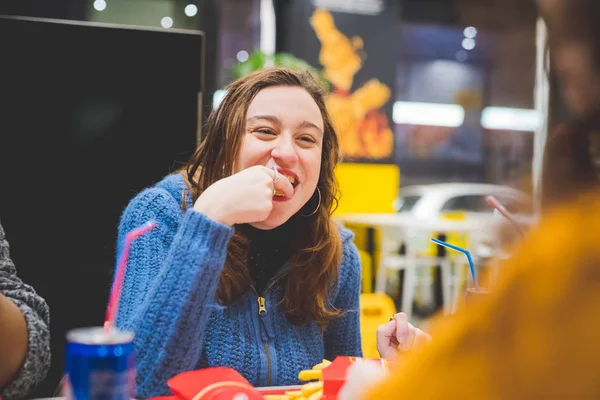 Młoda Blondynka Jedzenie Fast Food Przyjaciółmi Głodny Sympatia Dzielenie Się — Zdjęcie stockowe