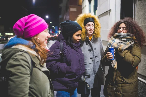 Groupe de jeunes femmes debout dans la rue et ayant conversé — Photo