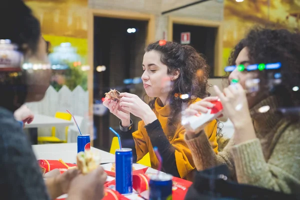 Zbliżenie kobiety jedzącej w fast food — Zdjęcie stockowe