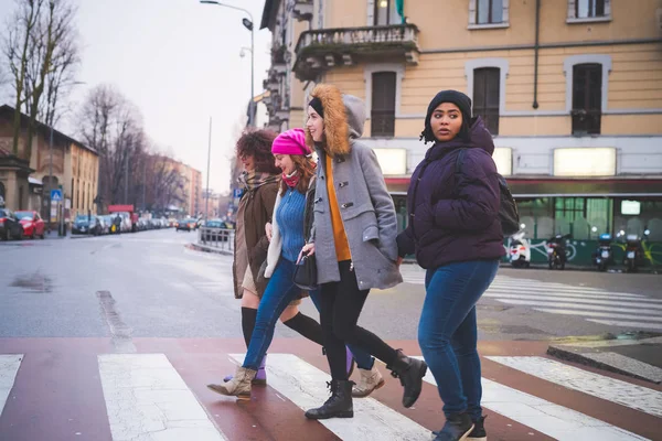 Группа многорасовых женщин, переходящих улицу — стоковое фото