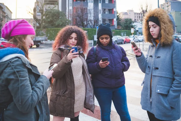 Gruppo di giovani donne in piedi in strada e interagire con — Foto Stock