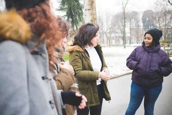 Grupo de mujeres jóvenes multirraciales conversando en la calle — Foto de Stock