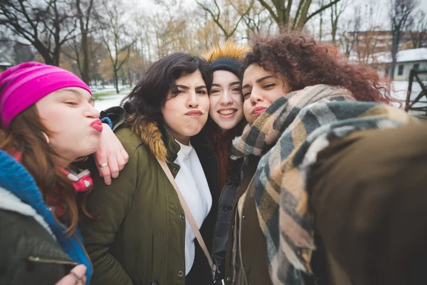 Skupina mladých žen hledá fotoaparát pro selfie — Stock fotografie