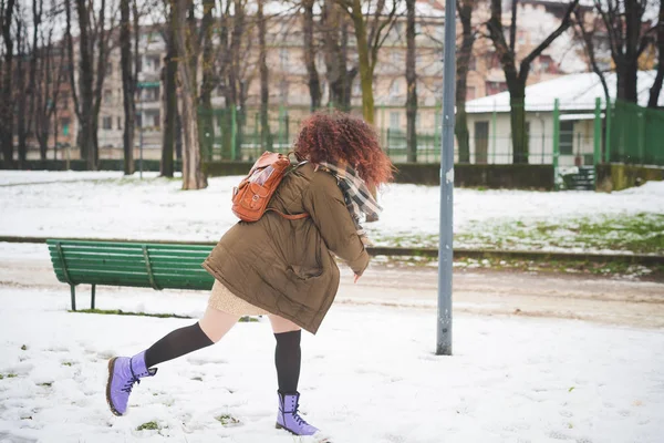 Retrato de una joven jugando en el parque con bola de nieve — Foto de Stock