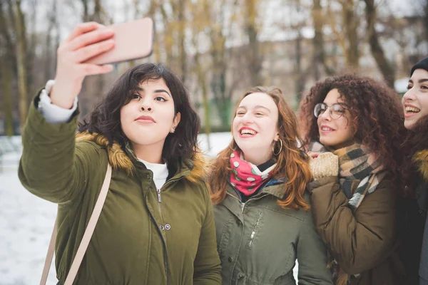 Portret młodych kobiet wykonujących wideo połączenie ze smartfonem — Zdjęcie stockowe