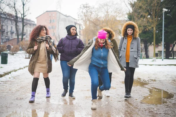 Gruppe junger Frauen spaziert durch Park und unterhält sich — Stockfoto