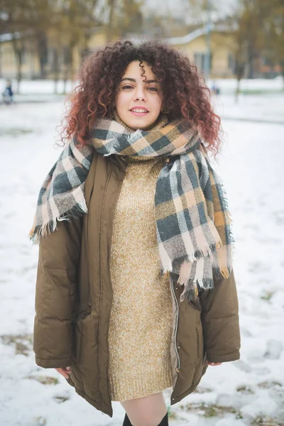 Porträt einer jungen kaukasischen Frau, die draußen steht und vor der Kamera steht — Stockfoto