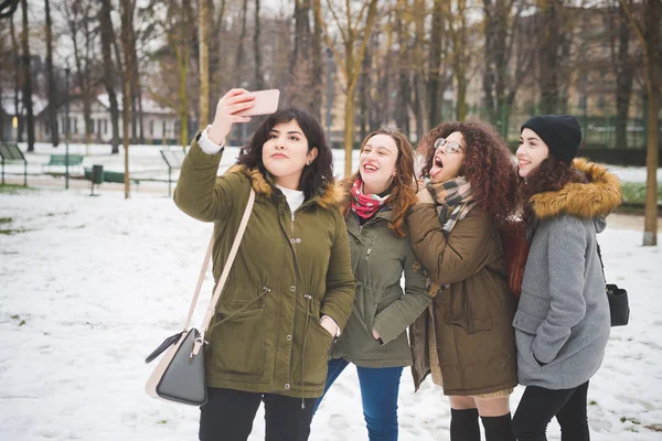 Skupina mladých přítelkyň při selfie s smartphonem — Stock fotografie