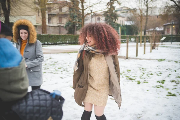 穿着雪衣在公园里玩耍的年轻女性 — 图库照片