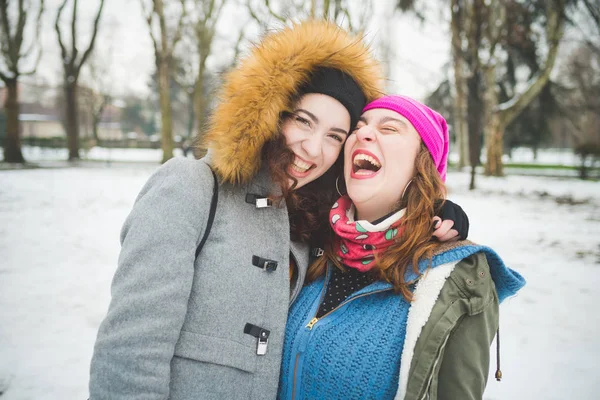 Två unga kvinnor poserar för foto och leende — Stockfoto