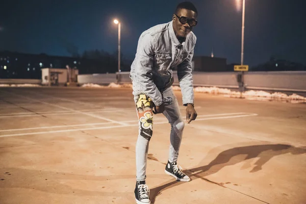 Portret van een jonge Afrikaanse man die danst op de parkeerplaats — Stockfoto