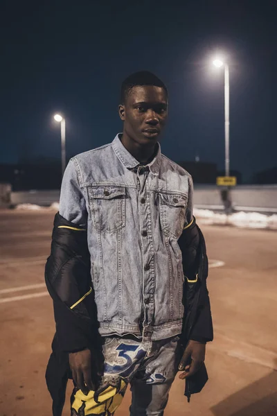 Retrato de jovem negro de pé ao ar livre no espaço de estacionamento — Fotografia de Stock