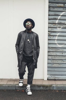 Genç Afrikalı adam tek başına kameraya bakıyor. 