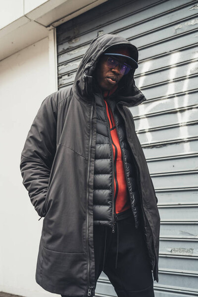 портрет молодого африканца, стоящего на улице и смотрящего
