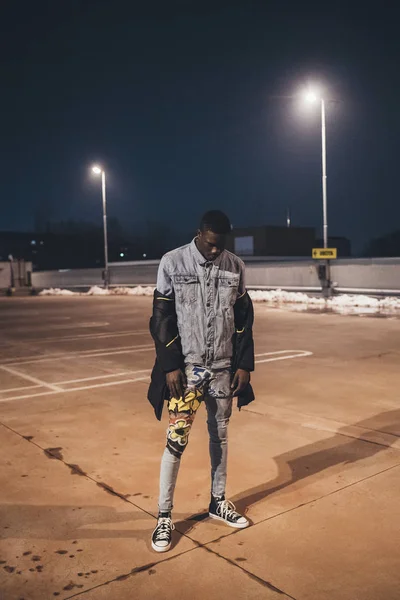 Joven hombre negro de pie al aire libre en el espacio de estacionamiento — Foto de Stock