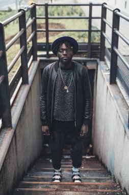 Genç Afrikalı bir adam kameraya poz veriyor.