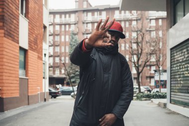 Sokakta dikilen Afrikalı genç bir adamın portresi. 