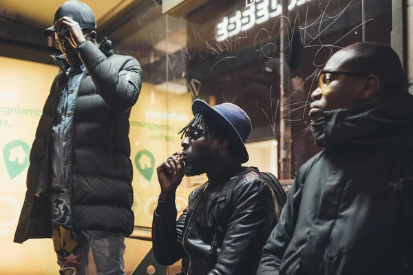 Tres jóvenes africanos esperando en la parada del autobús — Foto de Stock