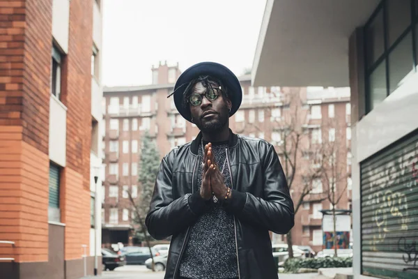 Retrato de hombre negro joven en el fondo urbano — Foto de Stock