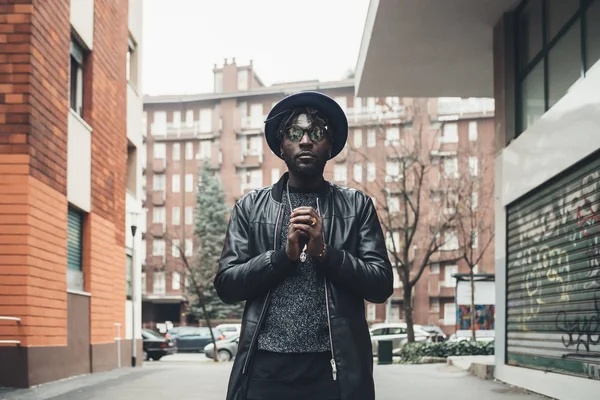 Retrato de jovem negro em fundo urbano — Fotografia de Stock