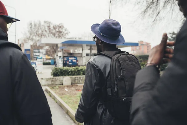 Visszapillantás három fiatal afrikai emberre, akik együtt sétálnak az utcán. — Stock Fotó