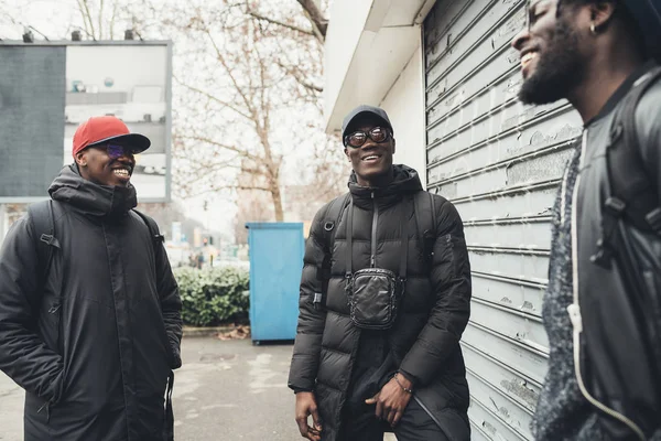 Drie Afrikaanse mannen die op straat staan en een gesprek voeren — Stockfoto
