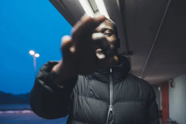 Portrait de jeune homme noir debout geste extérieur avec caméra à la main — Photo