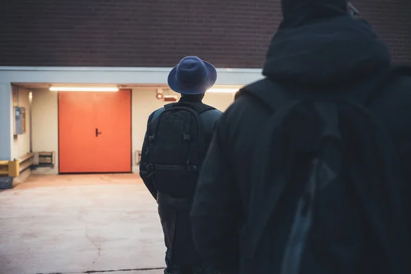 Vue de dos deux jeunes hommes africains marchant dans la rue ensemble — Photo