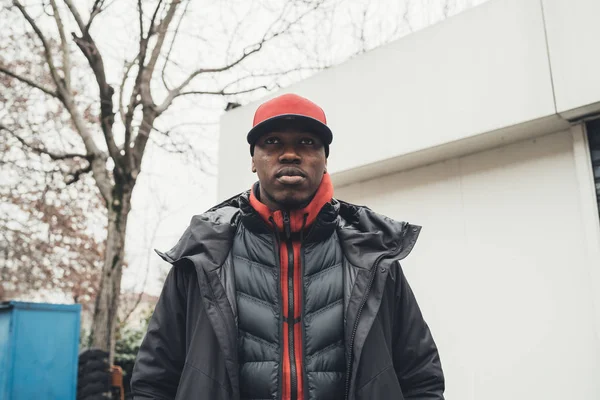 Retrato de un joven africano de pie en la calle y mirando la cámara — Foto de Stock