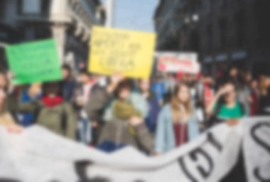 Bulanık kalabalıklar sokaklarda protesto ediyor