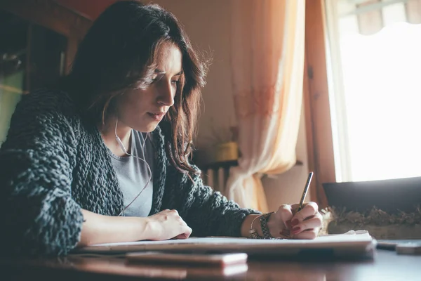 Junge Frau Hause Hört Musik Handzeichnen Hobby Inspiration Geschicklichkeitskonzept — Stockfoto