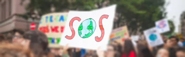 Wazige Mensen Met Picket Signs Sos Climing Voor Klimaatverandering Staking — Stockfoto