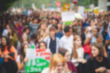 Bulanık protesto kalabalığı - Eylemci kentte yürüyüş yapıyor