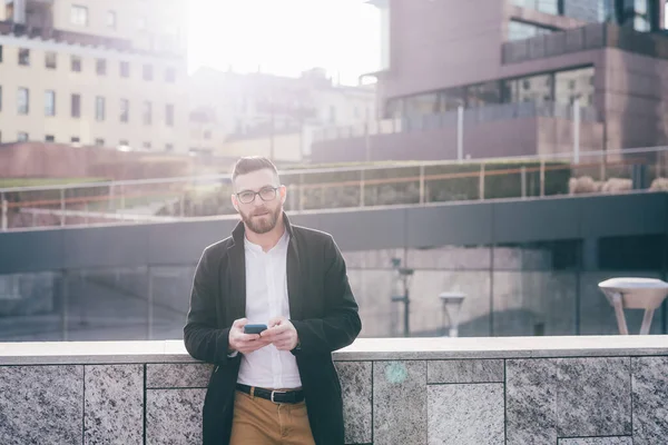 Mladý Dospělý Muž Pomocí Smartphone Hledá Kameru Městě — Stock fotografie