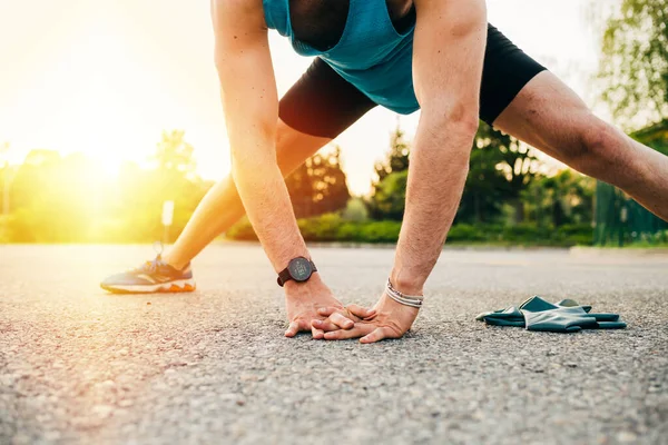 Nahaufnahme Sportlicher Mann Dehnt Sich Bei Sonnenuntergang — Stockfoto