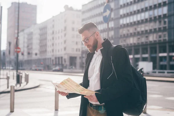 Man Traveler Reading Map Street — Stock Photo, Image