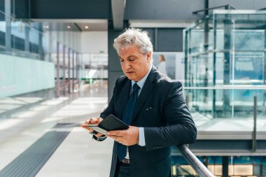 Orta yaşlı iş adamı akıllı telefon kullanır- iş, iş, iletişim konsepti