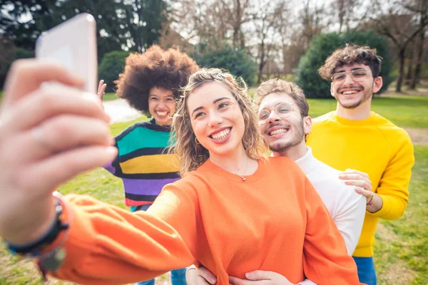 Grupo Amigos Diversos Divertindo Livre Tomando Auto Retrato — Fotografia de Stock