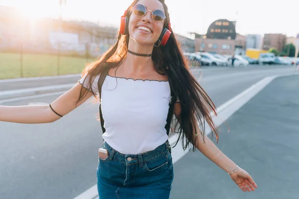 Junge Frau Freien Hört Musik Lacht Und Tanzt Gegenlicht Glück — Stockfoto