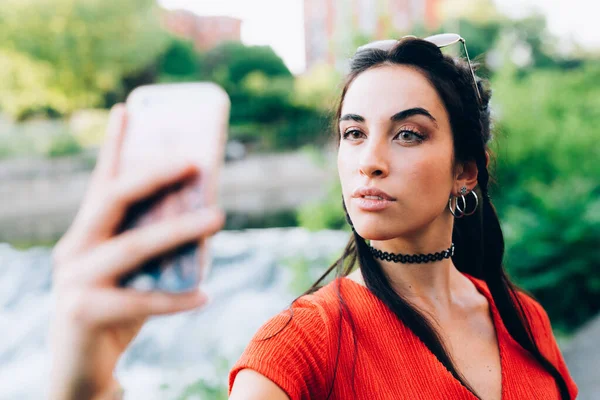 Jeune Femme Plein Air Utilisant Smartphone Prenant Selfie Culture Jeunesse — Photo