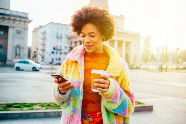 Jonge Afrikaanse Vrouw Buiten Met Behulp Van Smartphone Het Drinken — Stockfoto