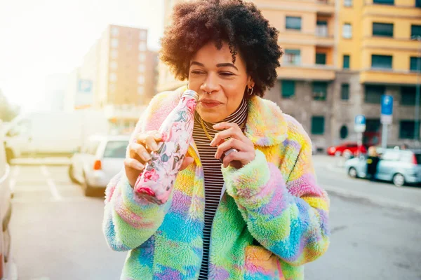 Jonge Vrouw Afro Drinken Uit Roestvrij Fles — Stockfoto