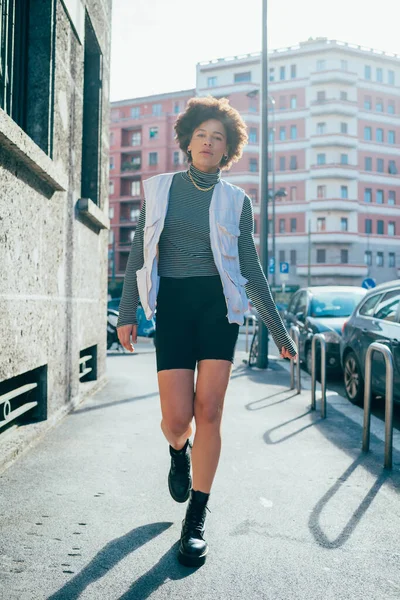 Jonge Zelfverzekerde Afro Vrouw Wandelen Buiten Stad — Stockfoto